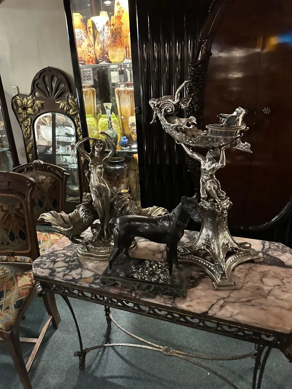 console antica con dettagli complessi e figure decorative