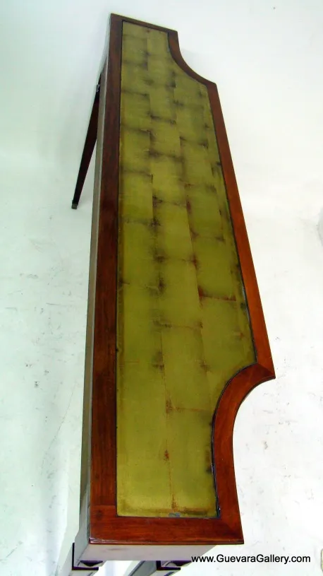 console antica con superficie verde