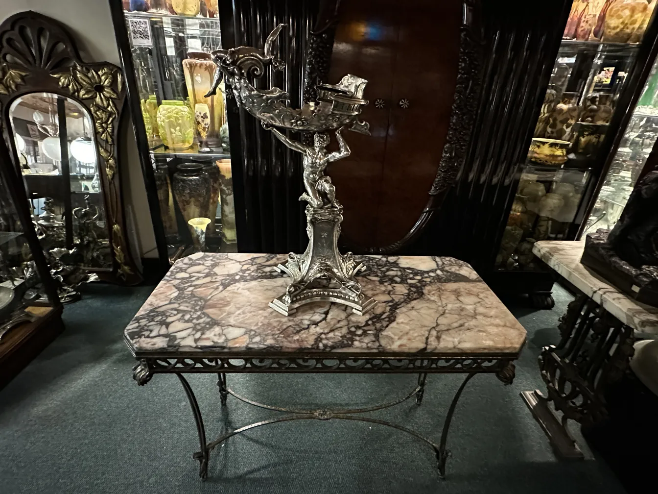 antigua consola con figura decorativa y base elaborada