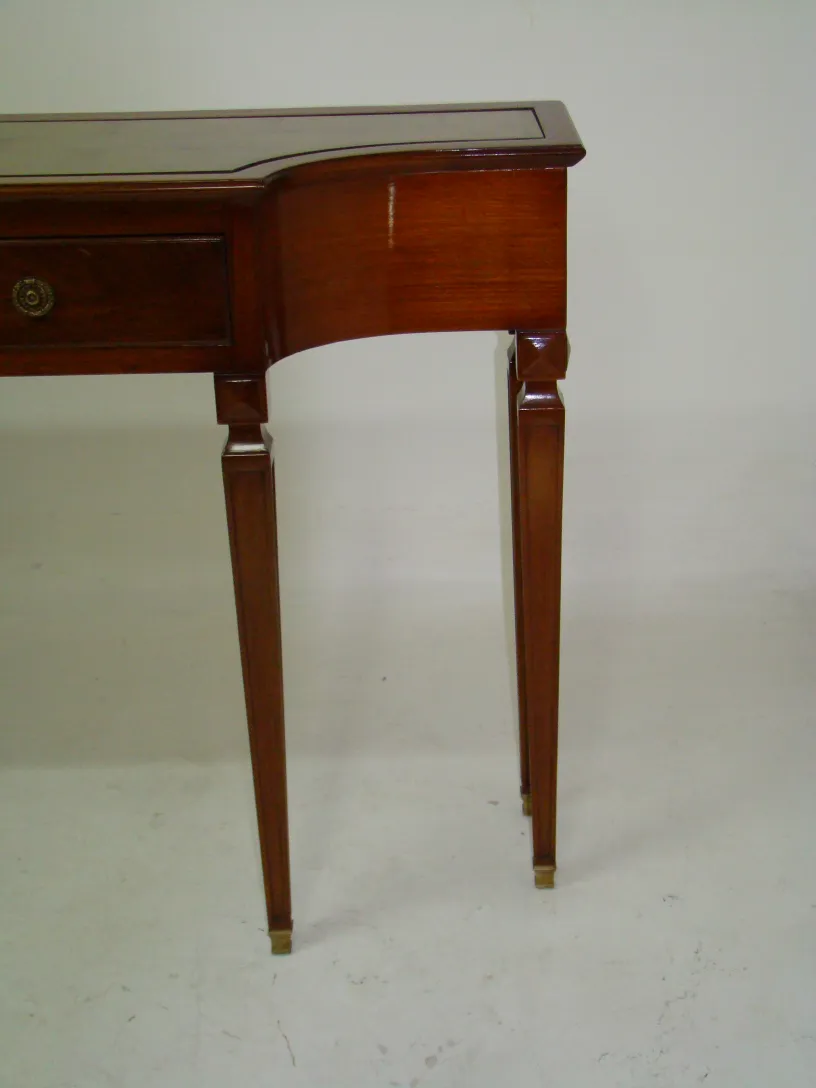 ancien dresuar élégant avec des pieds décoratifs