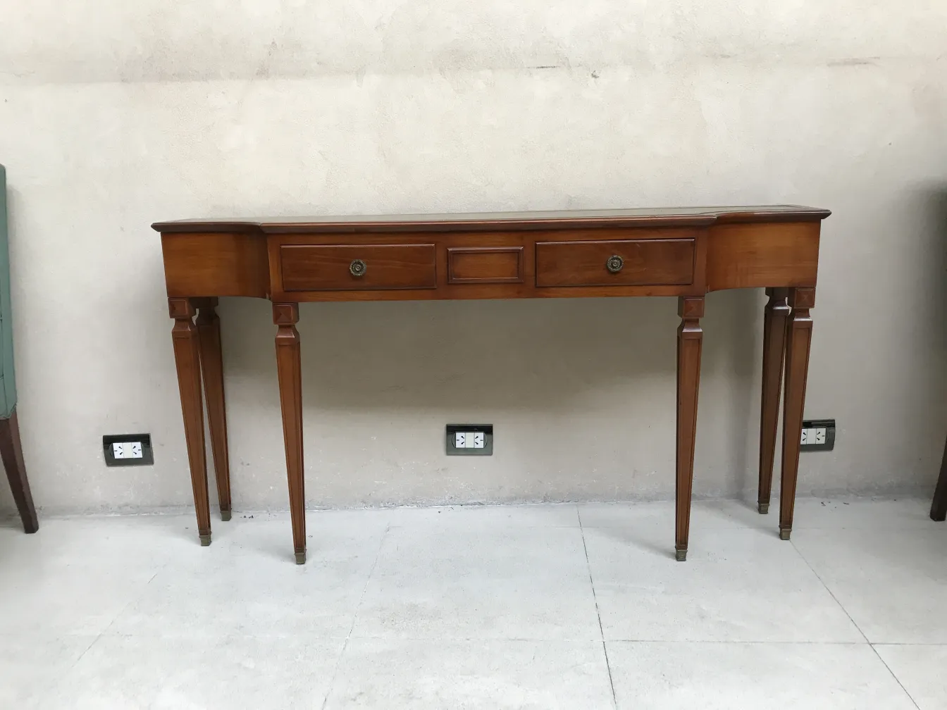 mueble antiguo con superficie lisa y dos cajones en la parte frontal