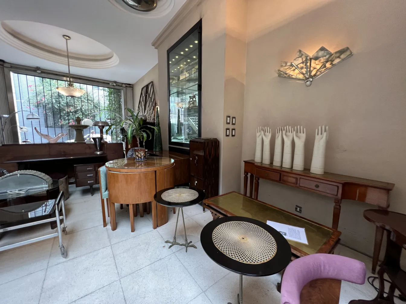 consola antiga em um ambiente decorativo com plantas e objetos