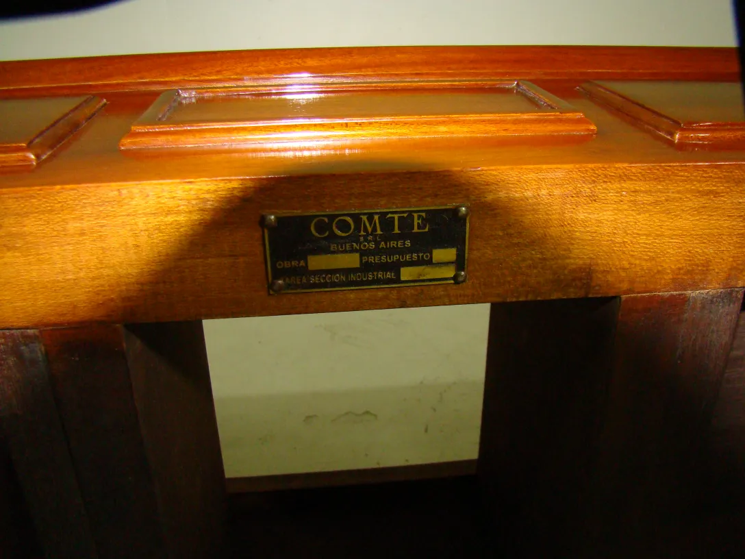 antigua consola de madera con placa metálica