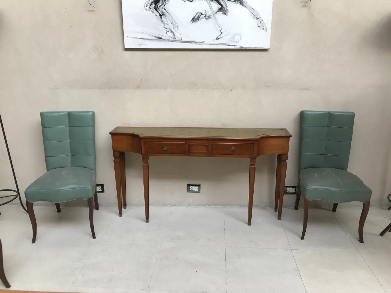 Antica consolle con dettagli classici e due sedie