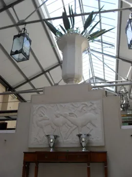 antike Konsole Comte mit Dekoration und Relief