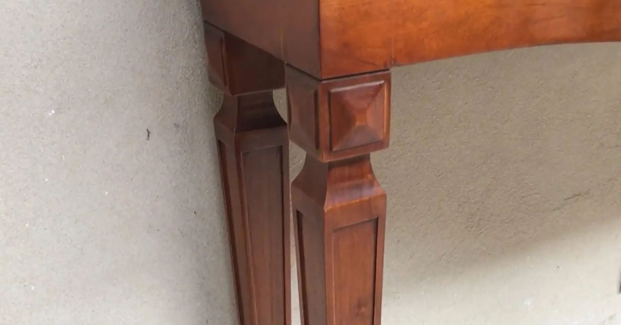 Ansicht des Beins eines antiken eleganten dresuars mit Designdetails