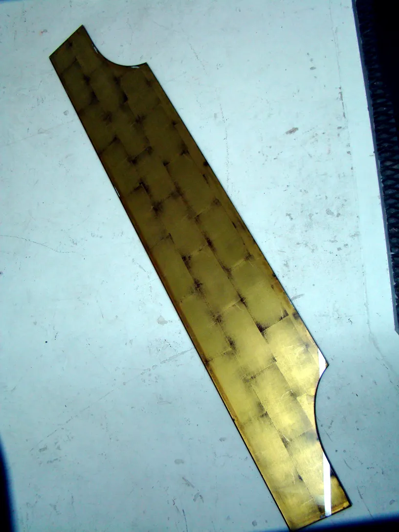 Seitenansicht einer antiken dekorativen Konsole in goldenem Ton