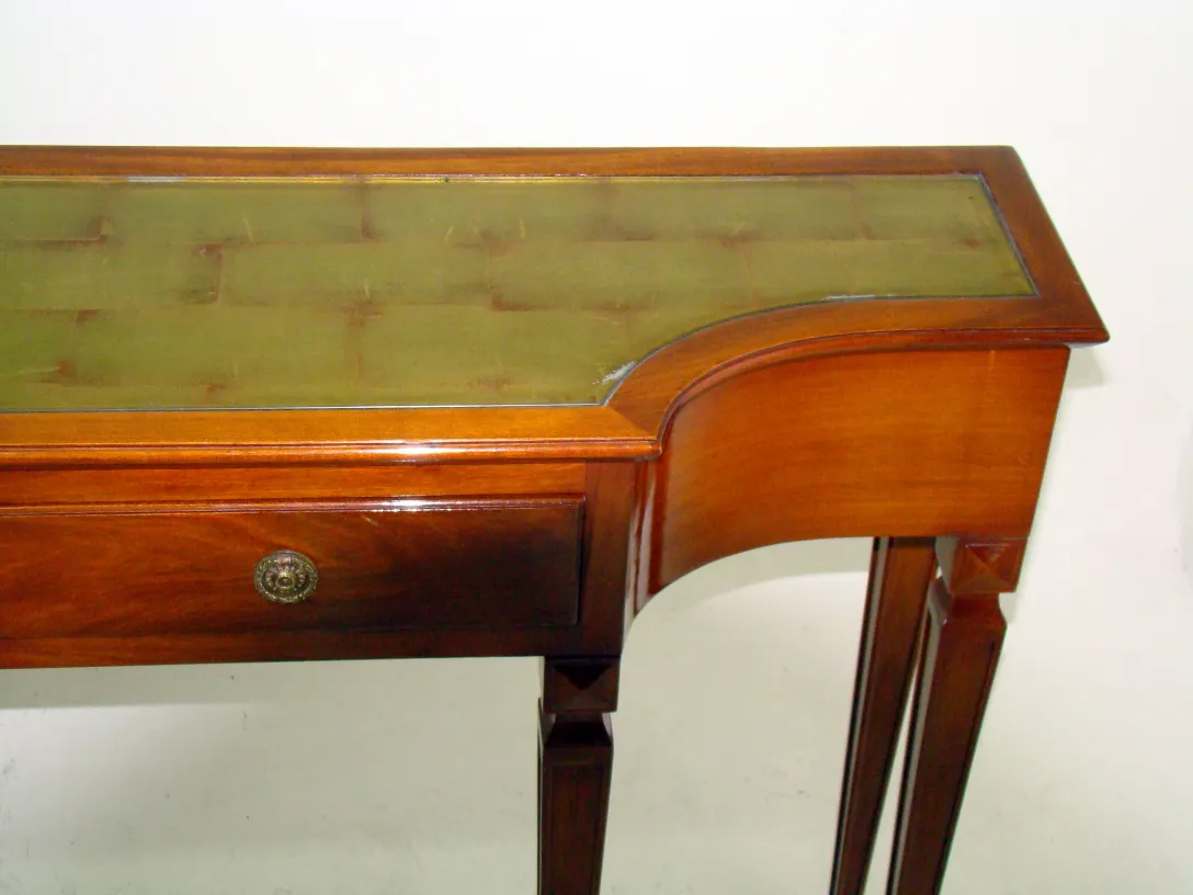 consola antigua con un diseño distintivo y elegante, fondo neutro