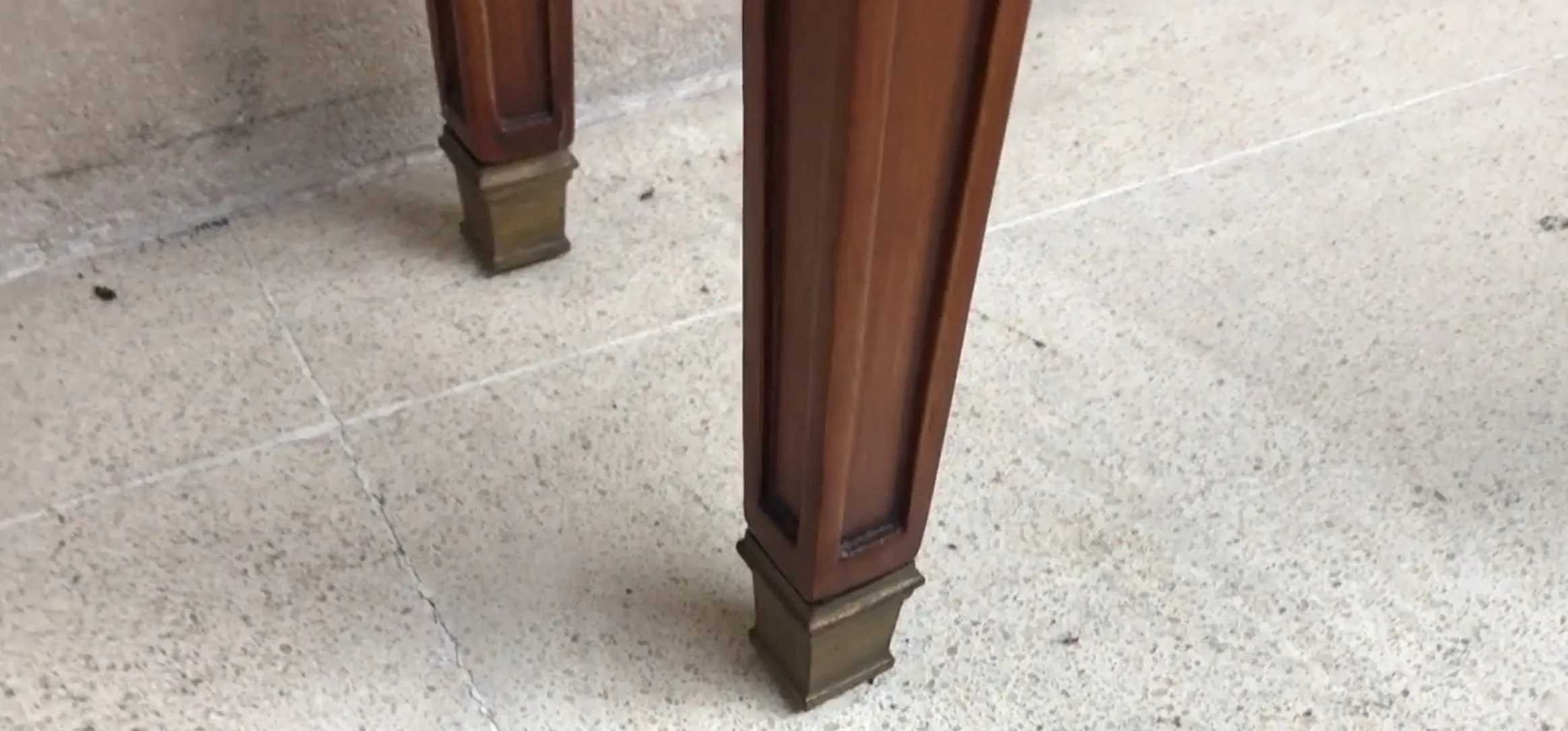 Vista detallada de una antigua consola comte, diseño refinado.