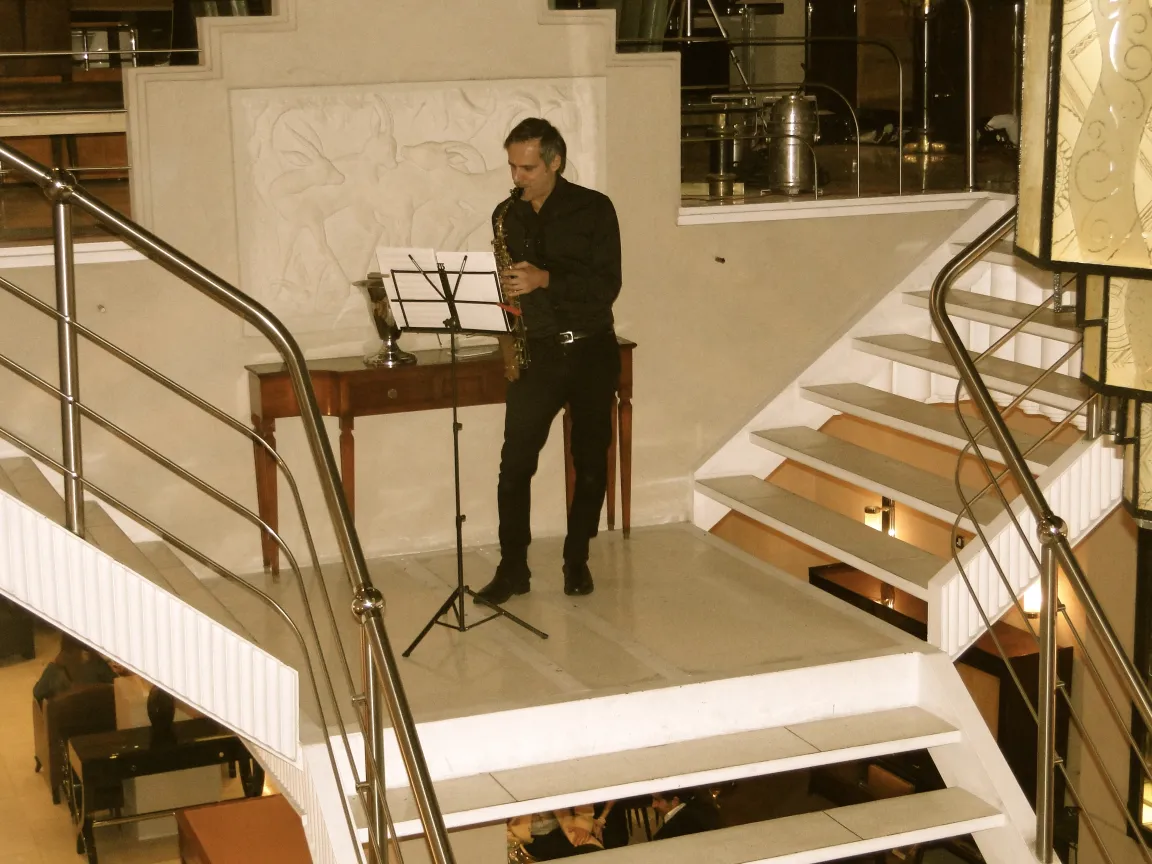 Música en vivo junto a una antigua consola comte