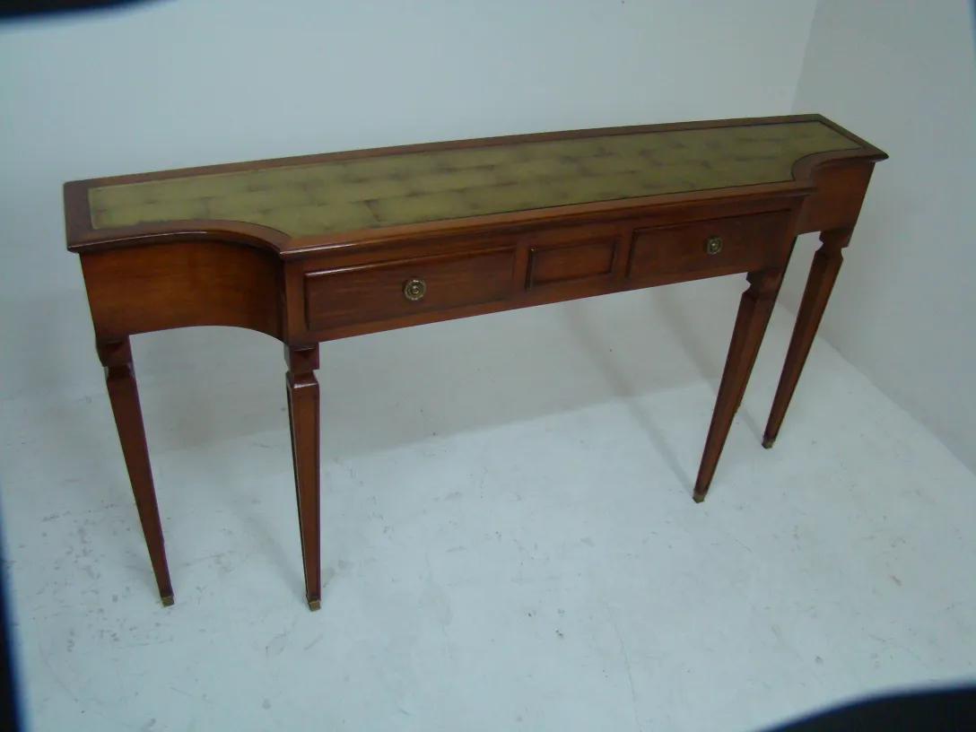 consola antiga com tampo claro e pernas elegantes