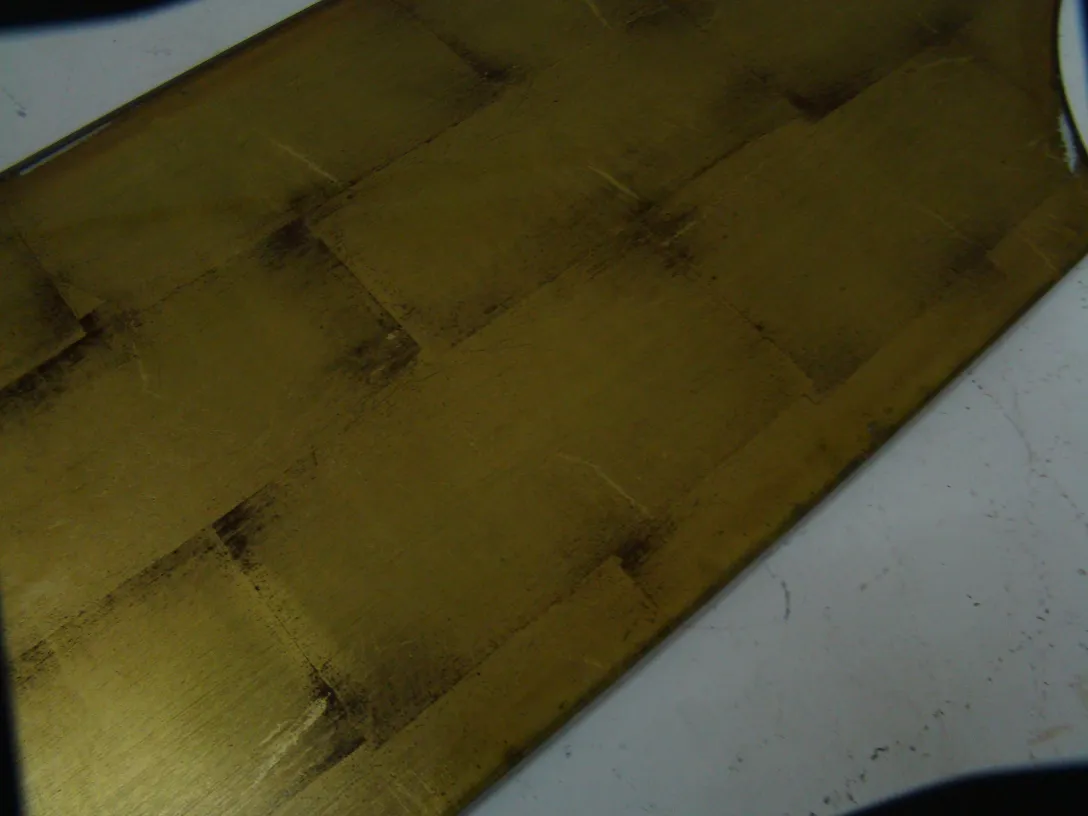 antike goldene Konsole mit glänzenden Flächen