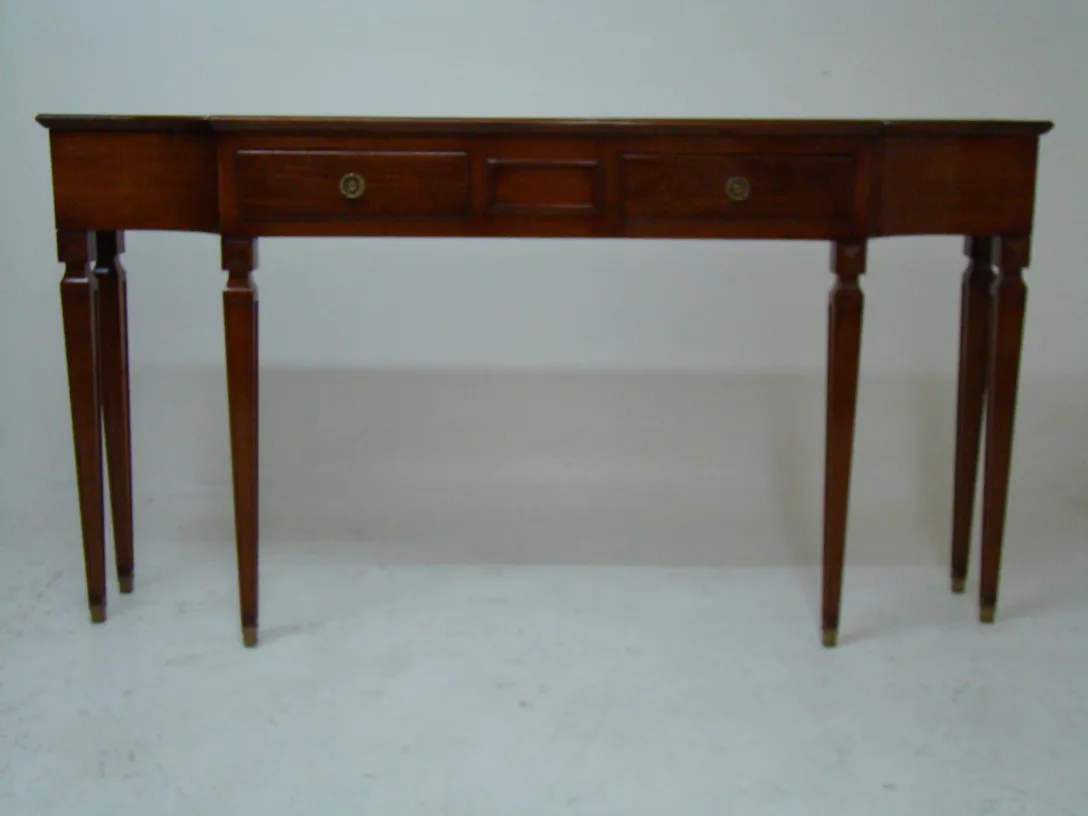 antiga consola com gavetas decorativas em um ambiente neutro