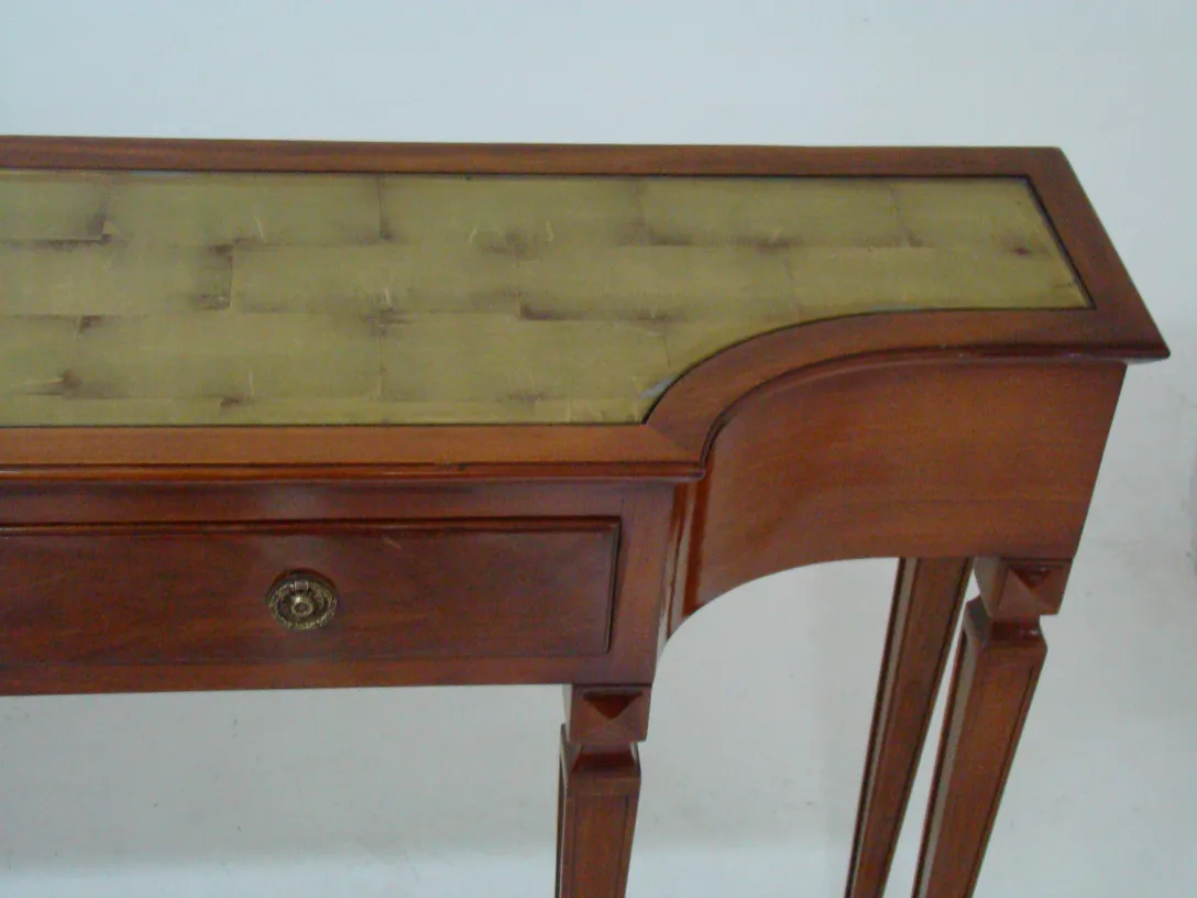 Antiga consola comte com um design elegante e detalhes sutis