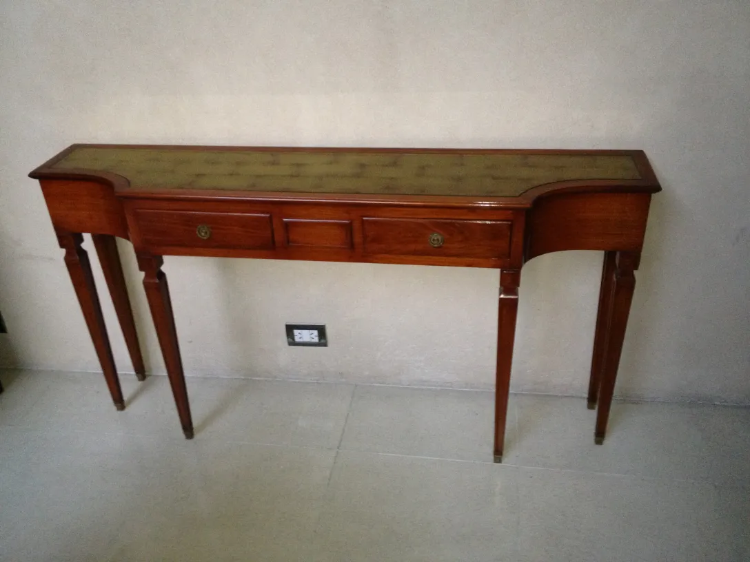 antiga consola com superfície decorativa e dois gavetas