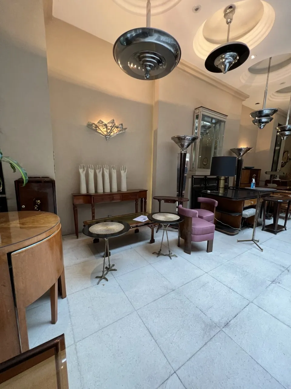 Consola antigua Comte en un elegante ambiente con decoración modernista y otros muebles.