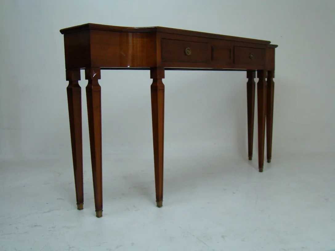 antiga consola com design elegante e pernas torneadas
