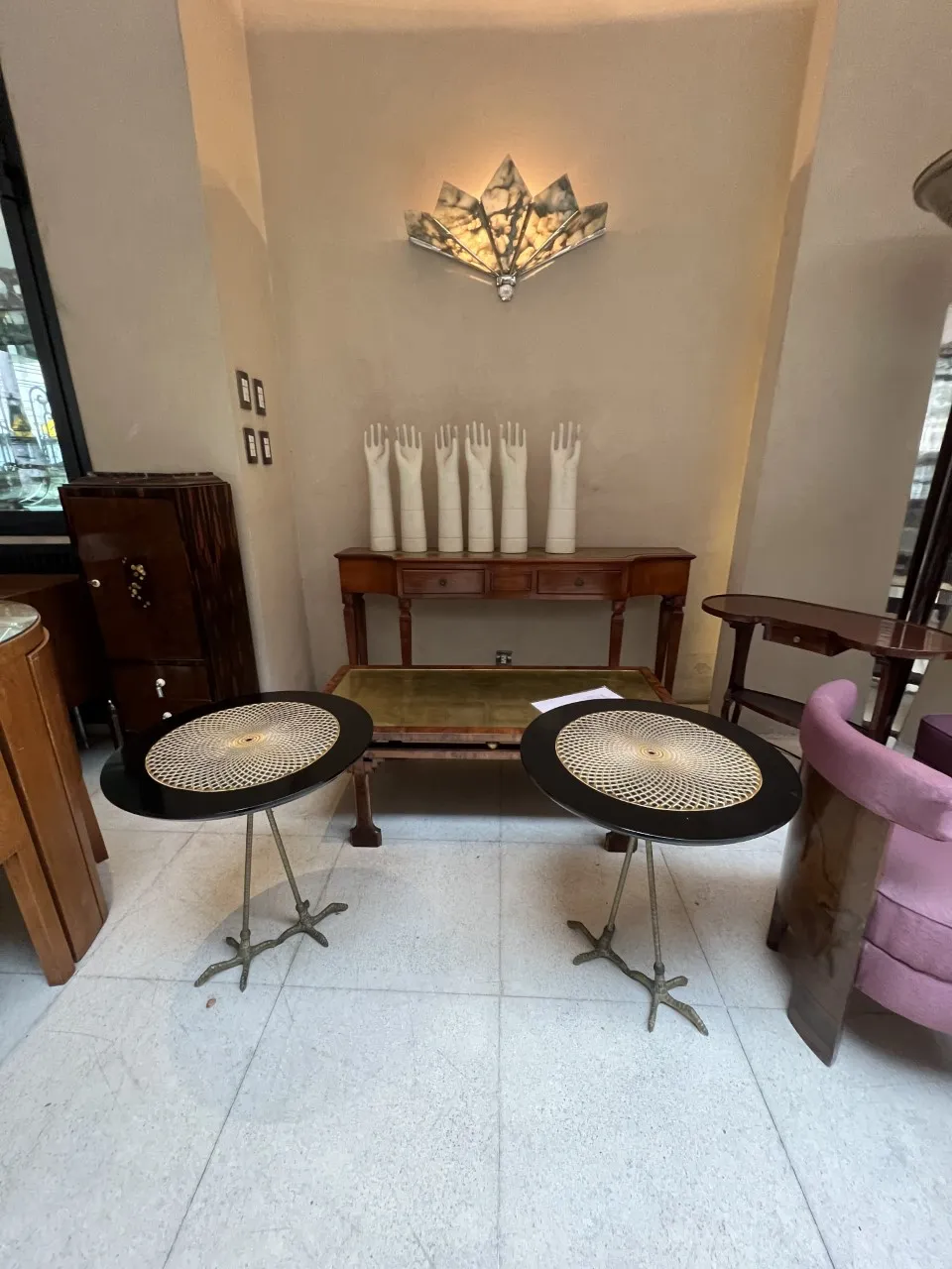 Consola antigua con decoración elegante y mesa pequeña