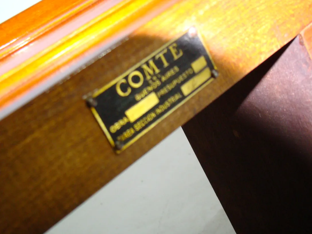 Antiga consola com design elegante e estilizado em um ambiente aconchegante.