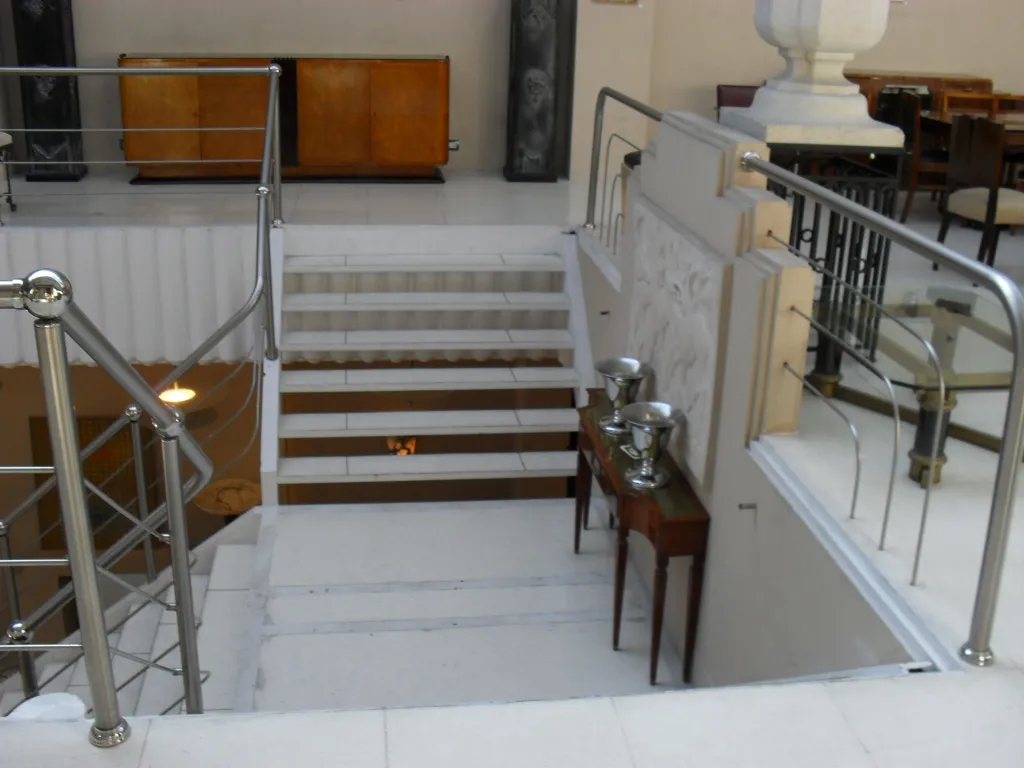 Consola antigua en un entorno elegante con escaleras