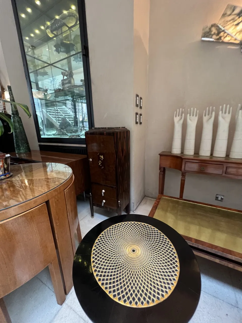 consola antigua con diseño decorativo y ambiente elegante