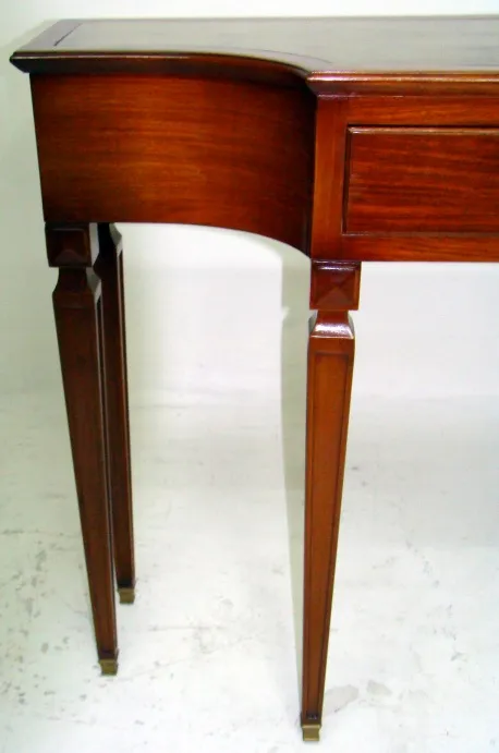 consola antigua comte con diseño atractivo y patas estilizadas