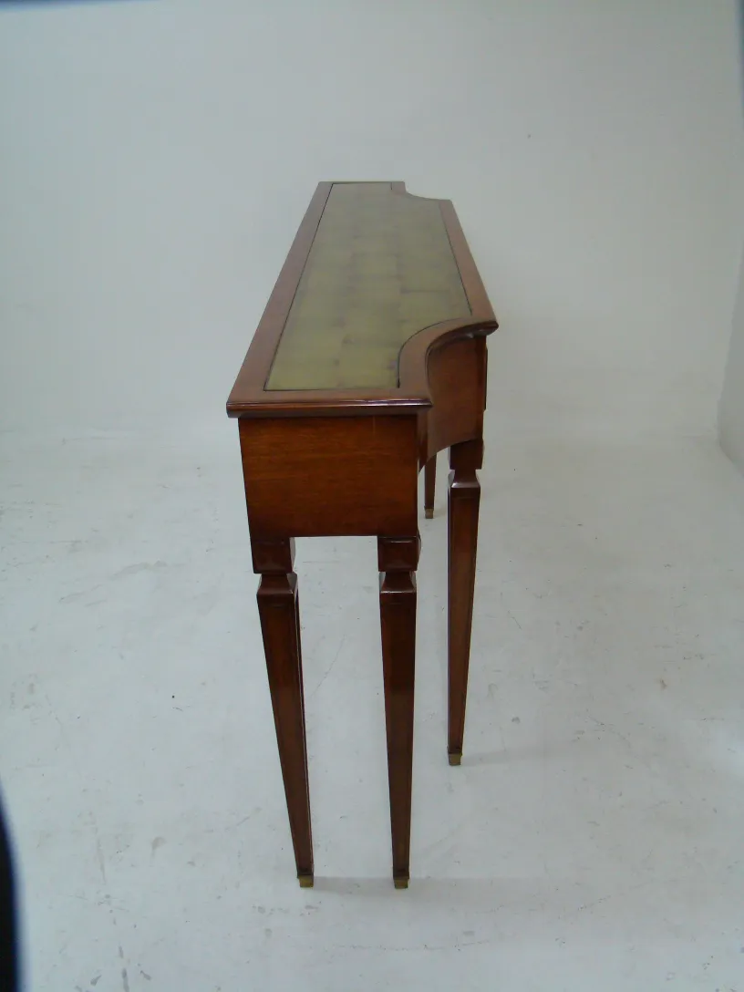 ancienne console comte avec design décoratif, cadre simple