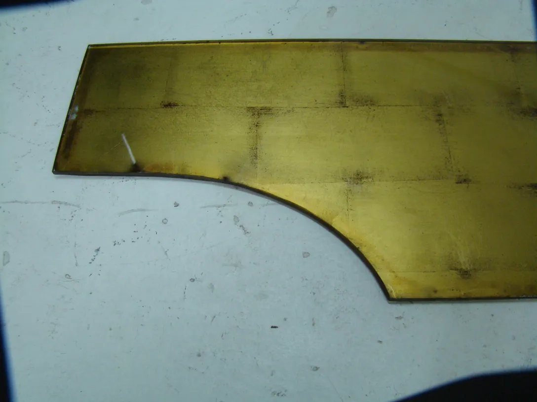 Blick auf die antike dekorative goldene Konsole