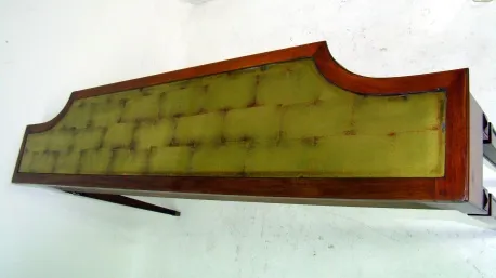 consolle antiche con superficie verde e design elegante