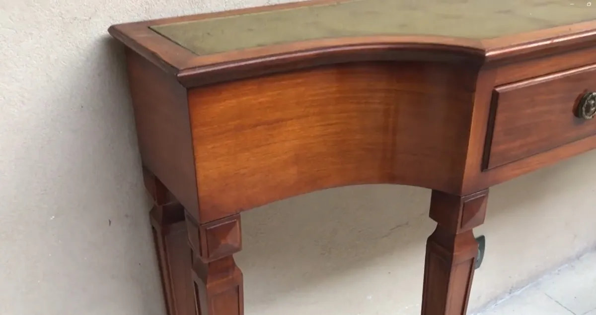 Antike Konsole mit einfachem, elegantem Design