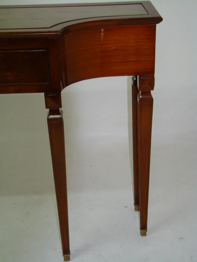 Antiguo comte con consola de diseño curvado y patas elegantes en un ambiente minimalista.