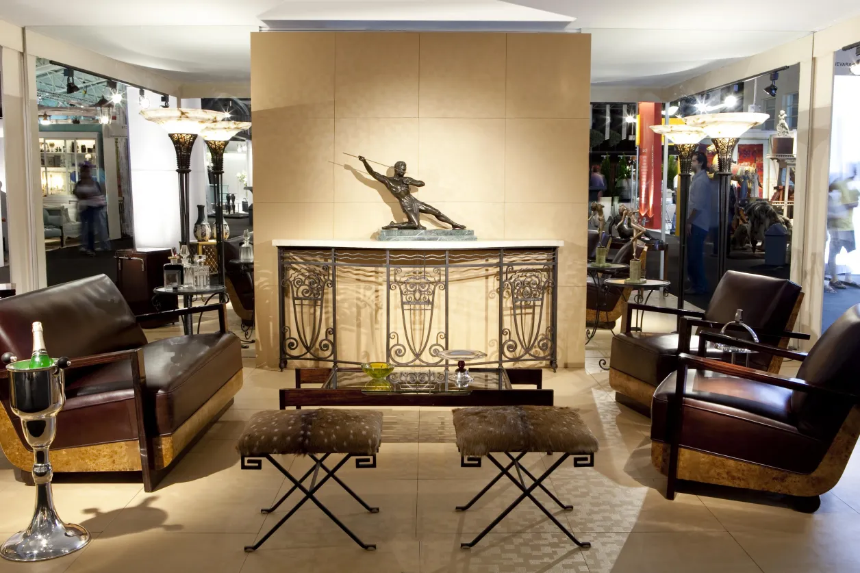 Consola antigua decorativa con detalles elegantes y ambiente acogedor