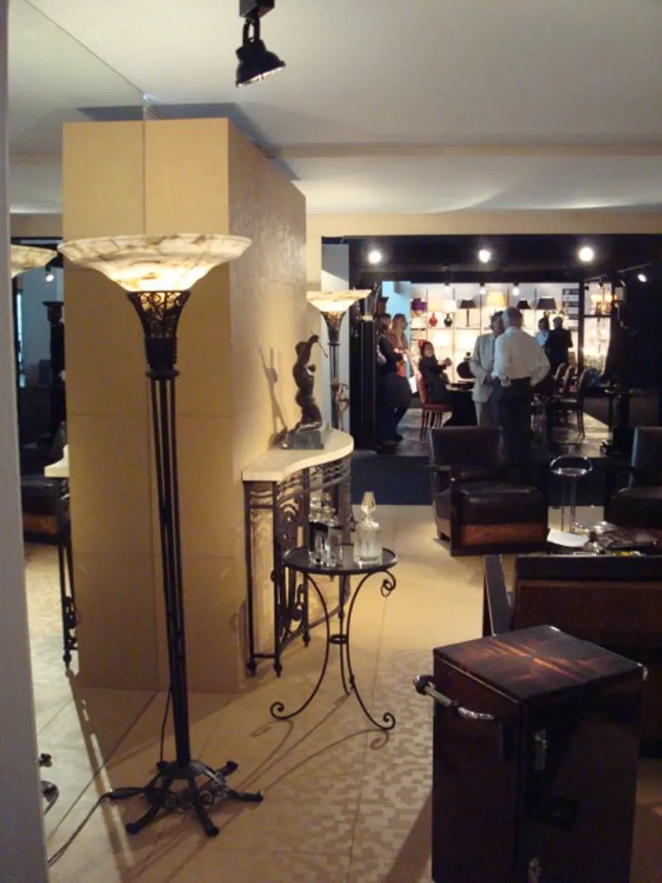 Consola decorativa antica in un ambiente elegante