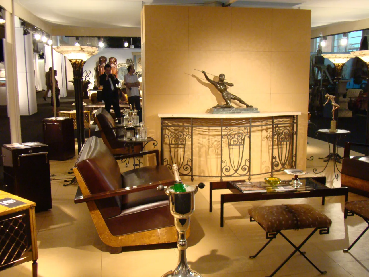 console ancienne décorative avec statue et mosaïque