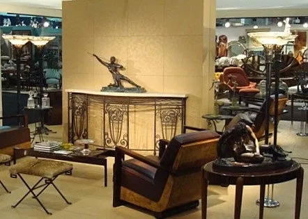 elegante console antica con design decorativo