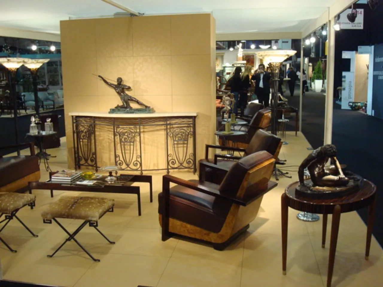 Console décorative antique avec une statuette et des chaises autour.