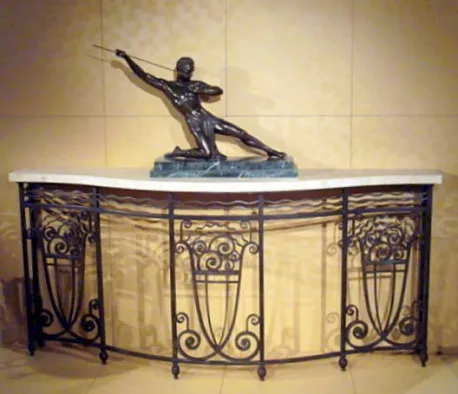 antica console decorata con dettagli ornamentali