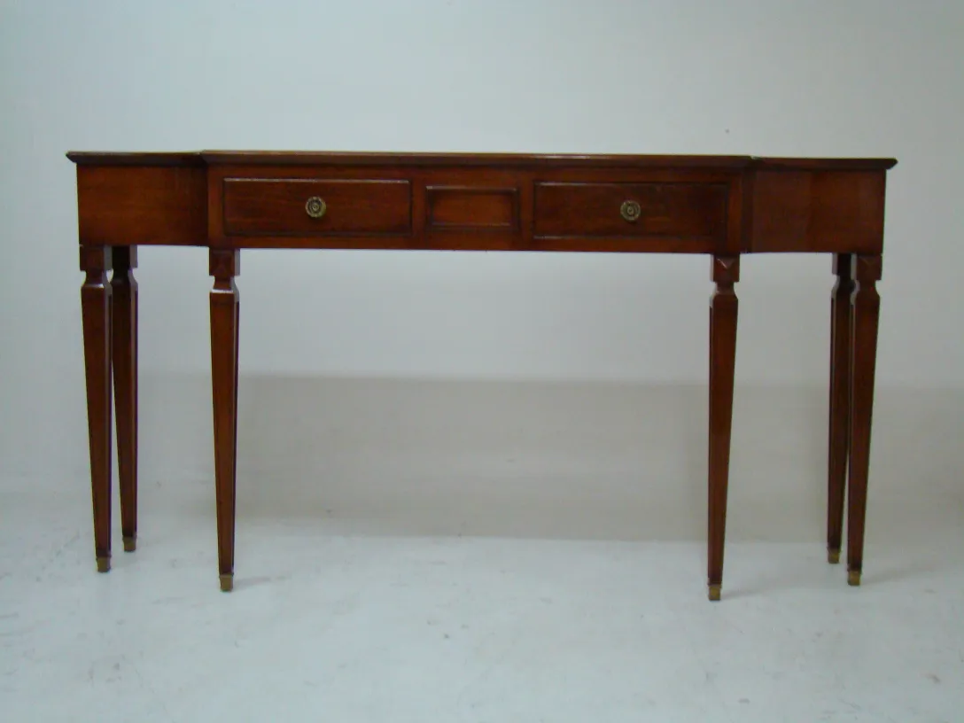 consola antiga com pernas detalhadas, estilo clássico