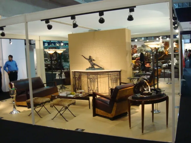 antica console con dettagli decorativi, ambiente elegante