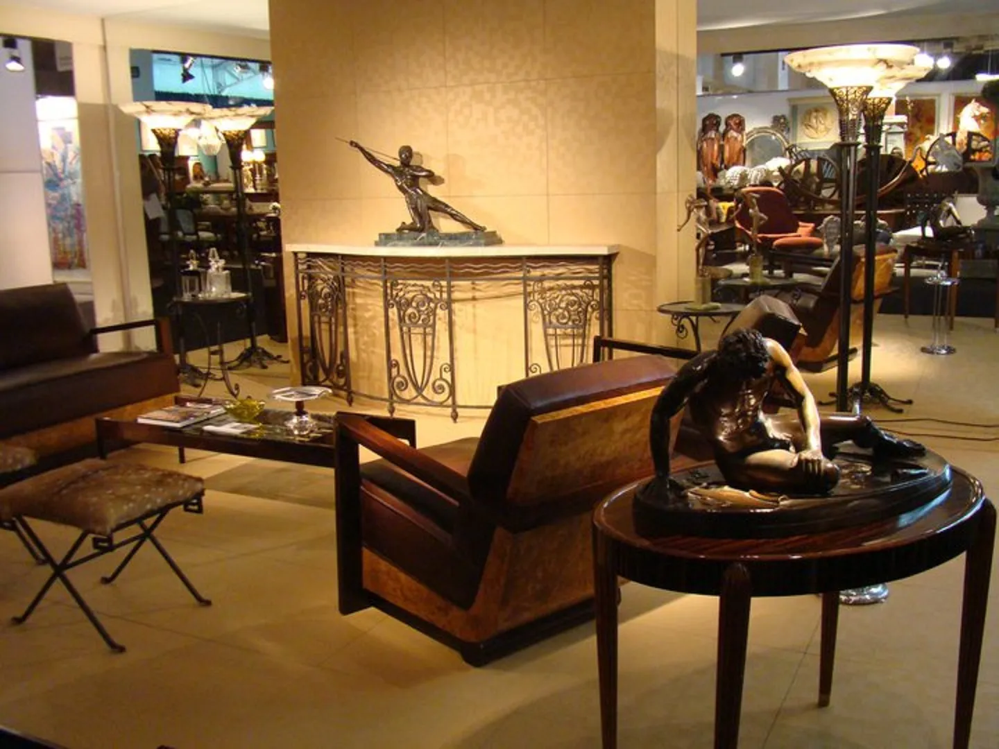 우아한 디자인의 고풍스러운 콘솔, 아늑한 환경에 세팅되었습니다.