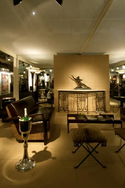 античный консоль, украшенный элегантными деталями