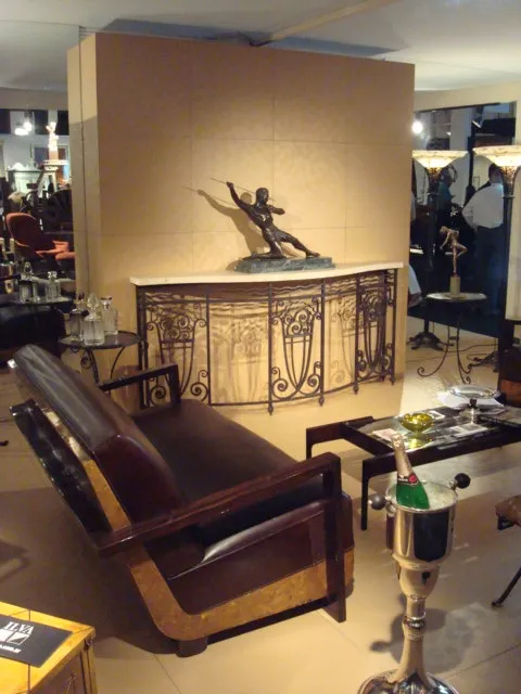 Consola antiga com estilo elegante e decoração