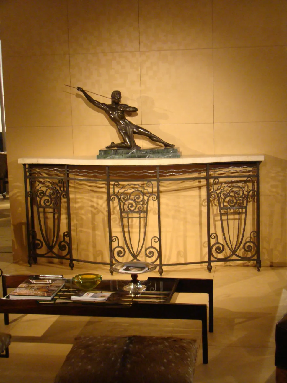 Antigua consola decorativa con diseño elegante y estatua.