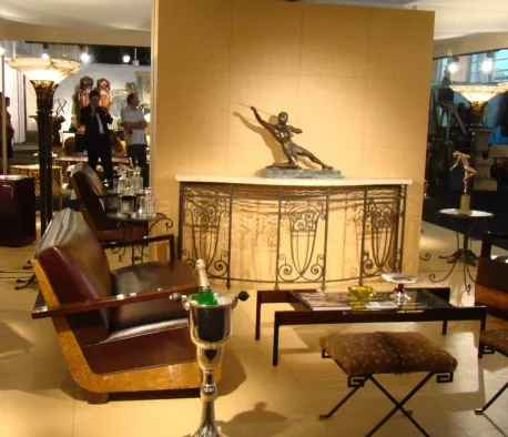 consola antigua con un acabado elegante y detalles bellos