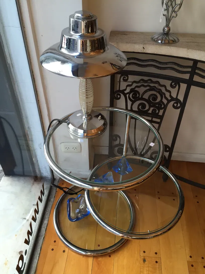 Antike dekorative Konsole mit glänzendem Sockel und elegantem Design.