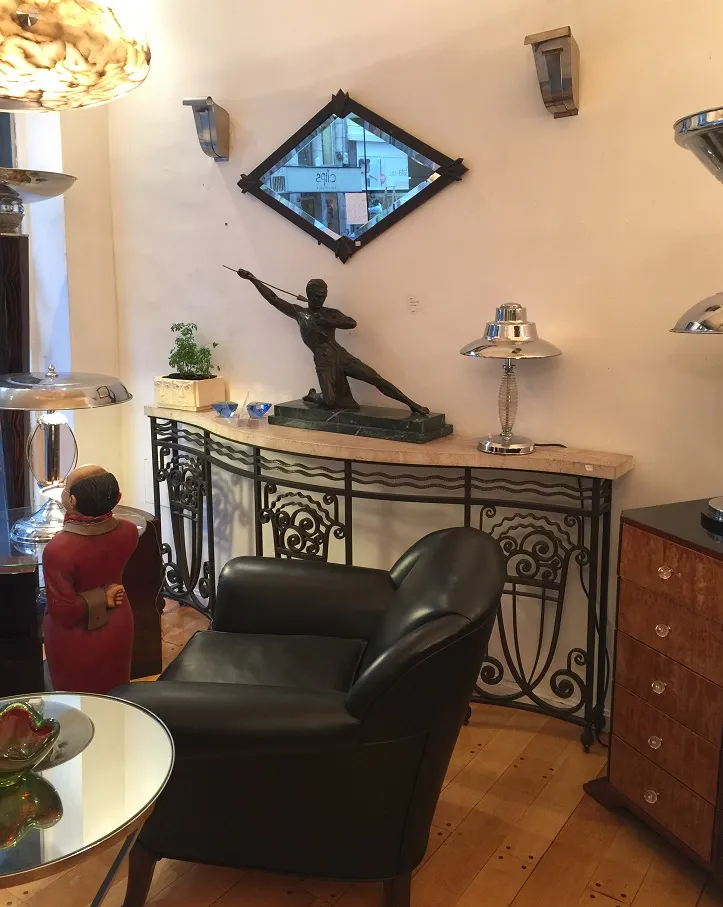 античная декоративная консоль со скульптурой и лампой