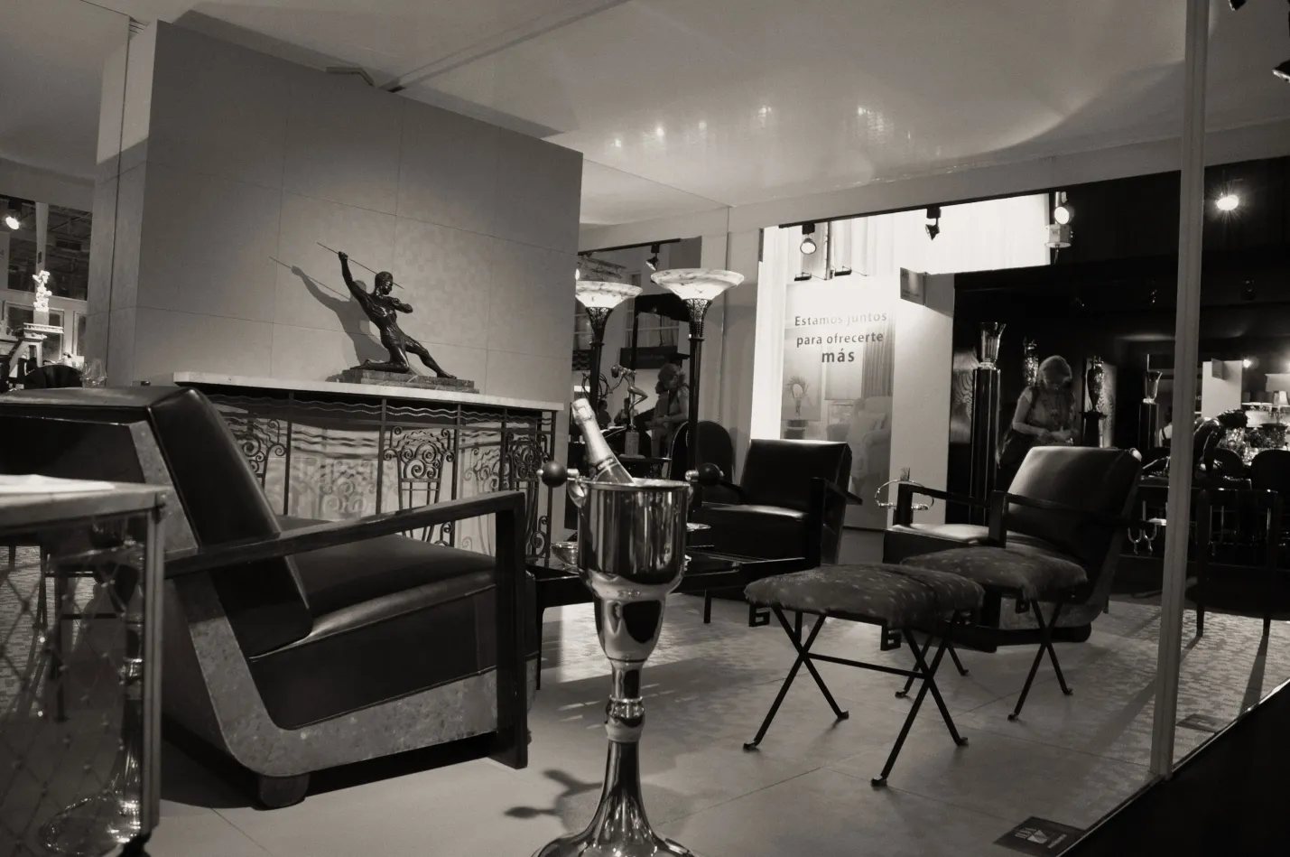 प्राचीन कंसोल टेबल, पृष्ठभूमि में विवरण