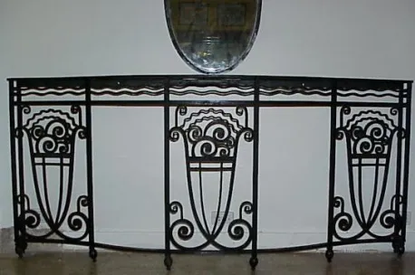 antiga consolo com design decorativo em ferro forjado