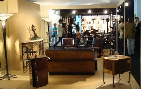 tavolo console antico in un ambiente elegante