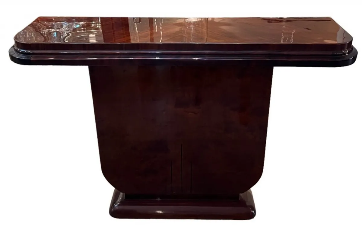 console antiga com design elegante e detalhes refinados